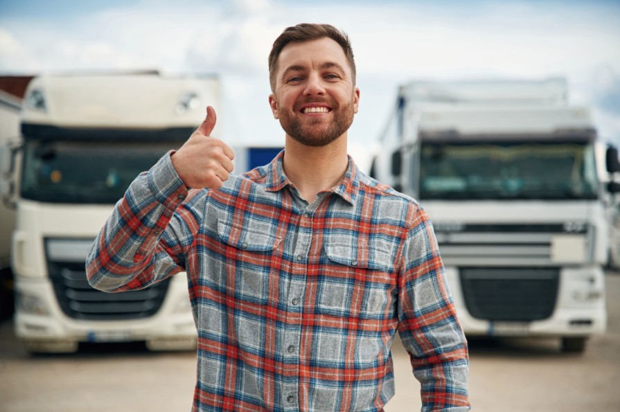 Caminhoneiro satisfeito com a compra de seu caminhão novo.